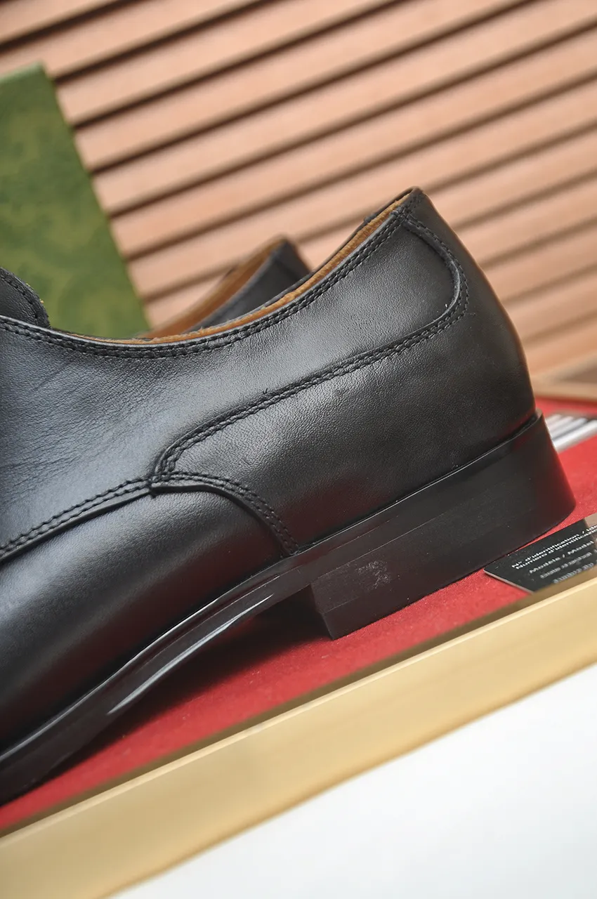Men's shoes💰660💶 Brand: GUCCI (Gucci) Standard code: Men's code 39/44 (45/46 can be customized) Grade: Same as the official website Original quality Material: Original cowhide Water-dyed cowhide lining Original rubber outsole Style category: Men's fashionable casual leather shoes Distinguished big-name luxury elements top luxury Color: Actual picture